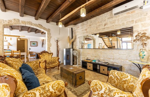 Scicli Villa | Villa 'Antica Aia Con Piscina' with Private Pool, Wi-Fi and Air Conditioning