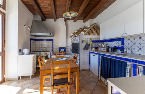 Scicli Villa | Villa 'Antica Aia Con Piscina' with Private Pool, Wi-Fi and Air Conditioning