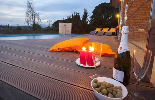 Llinars del Valles House | Villa + Apart. 20'beach, near Bcn, 2 pools, wifi, 23people, train direct aerport