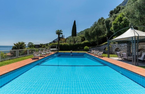 Gargnano Villa | Villa Aurora- Villa esclusiva con piscina e splendida vista lago