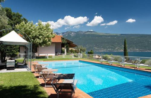 Gargnano Villa | Villa Aurora- Villa esclusiva con piscina e splendida vista lago