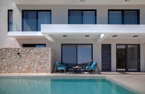 Evgiros Apartment | Villa Blauw with Infinity Pool & Sea Views