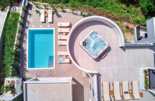 Klis Villa | VILLA CVITA is a modern 5-bedroom villa with a Jacuzzi, a Gym and Finnish Sauna, a heated pool, and amazing views