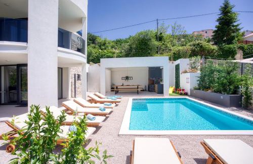 Klis Villa | VILLA CVITA is a modern 5-bedroom villa with a Jacuzzi, a Gym and Finnish Sauna, a heated pool, and amazing views