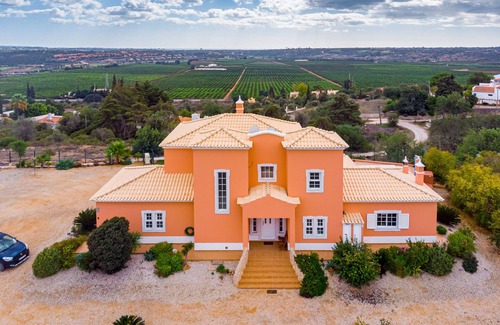Monte Raposo Villa | Villa da Horta, a beautiful extensive villa in a peaceful location