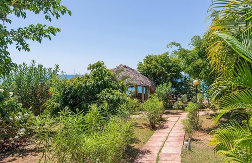 Treasure Beach Villa | Villa de la Sable located on the edge of the sea with spectacular views