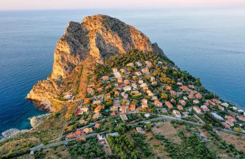 Capo Zafferano Apartment | Villa del Golfo Urio with swimming pool shared by the two apartments