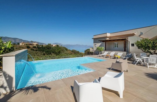 Alcamo Marina Villa | Villa DellAcqua: Infinity Pool with Sea View