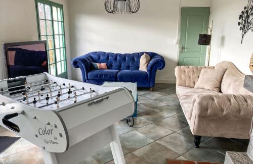 Moux-en-Morvan Villa | Villa des Suisses with Jacuzzi & View of Lake des Settons