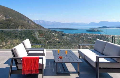 Nidri Villa | Villa "Desun Suites Green" with Private Pool, Sea View and Garden