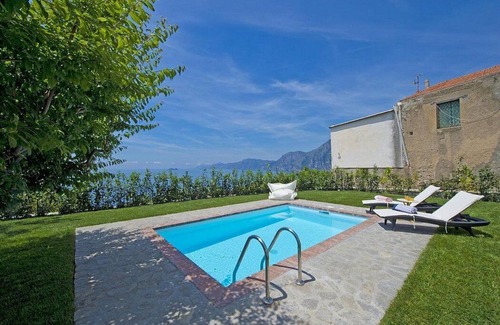Praiano Villa | Villa Dorata: A bright and elegant three-story villa built on the sloping cliff in front of the sea, with Free WI-FI.