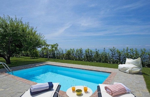 Praiano Villa | Villa Dorata: A bright and elegant three-story villa built on the sloping cliff in front of the sea, with Free WI-FI.