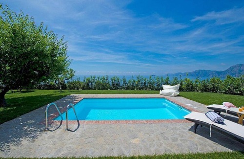 Praiano Villa | Villa Dorata: A bright and elegant three-story villa built on the sloping cliff in front of the sea, with Free WI-FI.