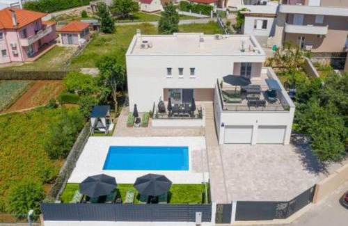 Dicmo Villa | Villa Dreamin with Heated Pool & Hot Tub
