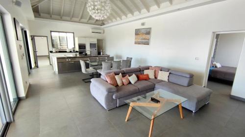 Les Abymes Villa | VILLA ELA - Jolie villa avec piscine chauffée et jacuzzi