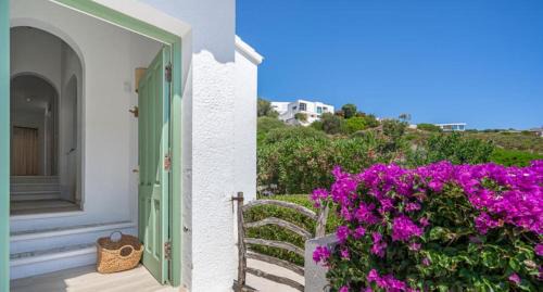 Cala Llonga House | Villa elevada reformada con estilo y elegancia