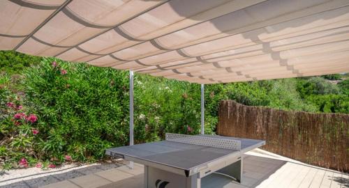 Cala Llonga House | Villa elevada reformada con estilo y elegancia