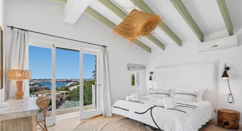 Cala Llonga House | Villa elevada reformada con estilo y elegancia
