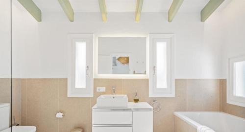 Cala Llonga House | Villa elevada reformada con estilo y elegancia