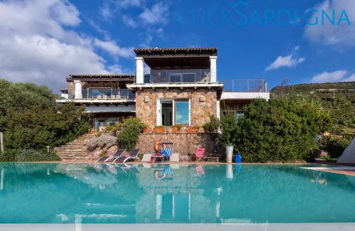 Alghero Villa | Villa Emmeline fronte mare 5 camere 6 bagni infinity pool WiFi per 12 persone