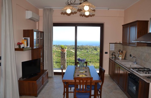 Santa Venerina Apartment | Villa Etnamare with Infinity pool between Mt Etna and the Jonian sea - "Glicine"