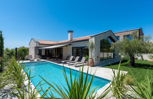 Tar-Vabriga Villa | Villa Flores by Villas Guide