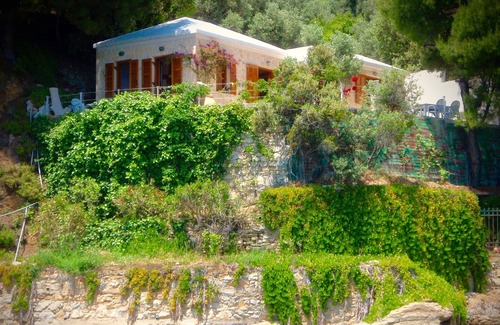 Troulos Villa | Villa Folia, a seafront private villa at the island of Skiathos