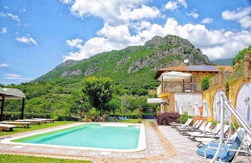 Giungano House | Villa Giuncalia C: A welcoming apartment surrounded by the greenery, with Free WI-FI.