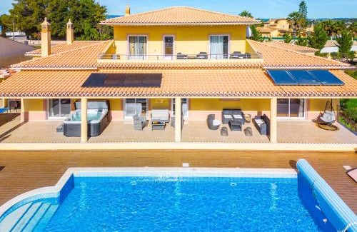 Lagoa e Carvoeiro Villa | Villa Golden Bay by Algarve Vacation