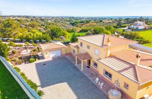 Lagoa e Carvoeiro Villa | Villa Golden Bay by Algarve Vacation