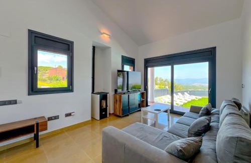 Mont Barbat Apartment | Villa in Costa Brava with Private Pool