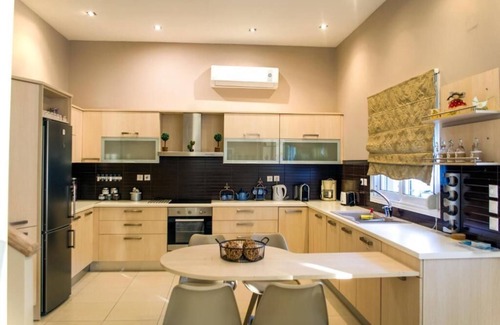 Skiathos Town Villa | VILLA IN SKIATHOS TOWN WITH PRIVATE POOL AND JACUZZI