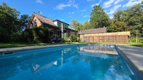 Velsen-Zuid Villa | Villa in the forest of Amsterdam with Pool