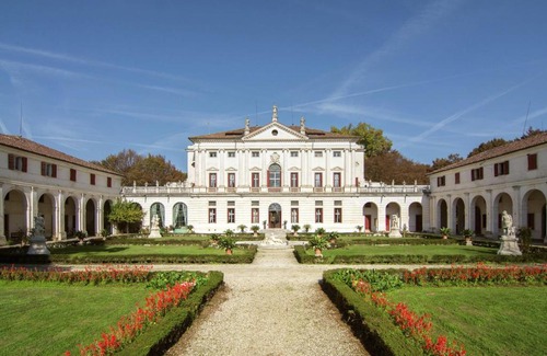 Levada House | Villa in Venice with Private Pool & Park