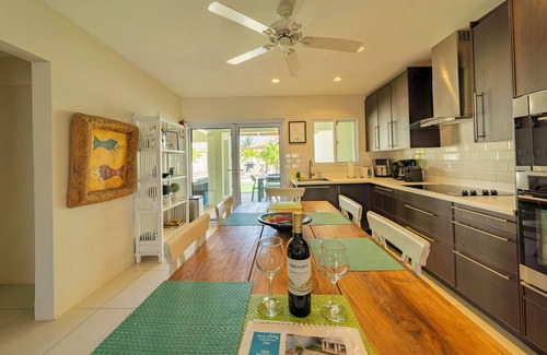 Bubali Villa | Villa “Island time” Private Pool and walk to the beach !