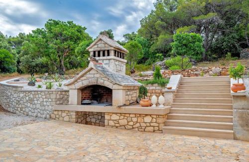 Pucisca Villa | Villa Joy - 40 m2 heated pool, 35 000 m2 of land