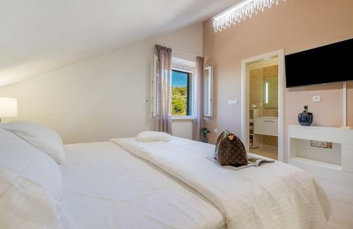 Pucisca Villa | Villa Joy - 40 m2 heated pool, 35 000 m2 of land