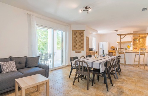 Cucuron Villa | Villa 'La Déboulière' with Private Pool, Wi-Fi and Air Conditioning