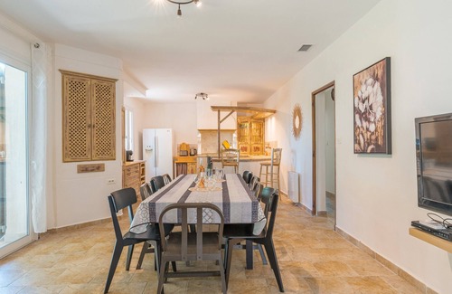 Cucuron Villa | Villa 'La Déboulière' with Private Pool, Wi-Fi and Air Conditioning