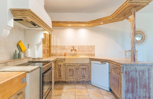 Cucuron Villa | Villa 'La Déboulière' with Private Pool, Wi-Fi and Air Conditioning