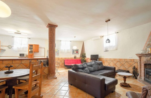 Moclin Villa | Villa La Gaviota 7BR w Pool near El Gollizno Trail