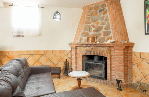 Moclin Villa | Villa La Gaviota 7BR w Pool near El Gollizno Trail
