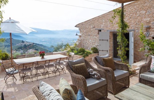 Campello sul Clitunno Villa | Villa la Sorgente, a fortress with private pool