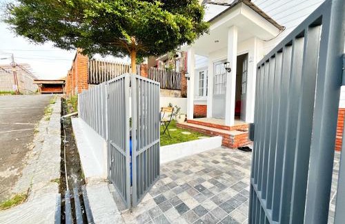Parongpong House | Villa LA Lembang Retreat - Bed & Breakfast