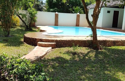 Galu Villa | Villa LeoMar: Exclusive vacation home with pool & garden, 350 m from the beach
