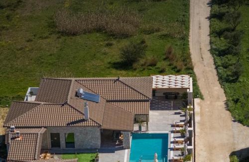 Gaitanion Villa | Villa Llaha Gabrijela - Luxurious Private Escape with Pool in Nature - By Villa Mana Gers