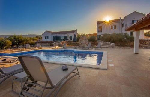 Pucisca Villa | Villa Luisa Pucisca - 2 Häuser, 6 Schlafzimmer Insel Brac - Pool, Grill, Kamin, Tischtennis, Boccia