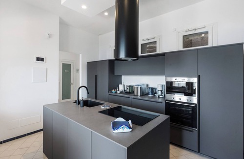 Vietri sul Mare Villa | Villa 'Luxury A Strapiombo Sul Mare' with Sea View, Wi-Fi and Air Conditioning