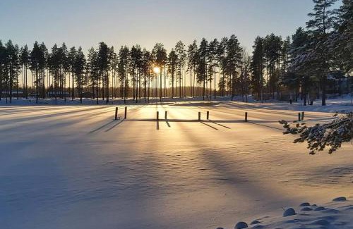 Kontiolahti Ski Chalet | Villa Mäntysaari luonnonrauhaa kaupungin lähellä.