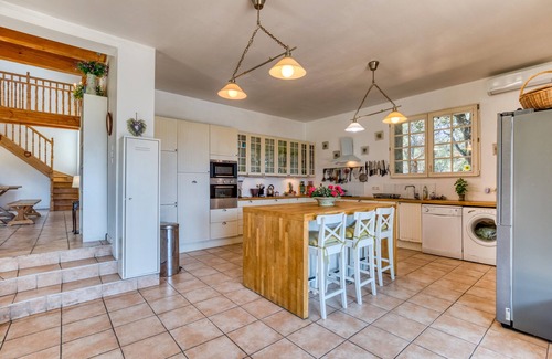 Cournonsec House | Villa 'Moun Mas' with Private Pool, Wi-Fi and Air Conditioning